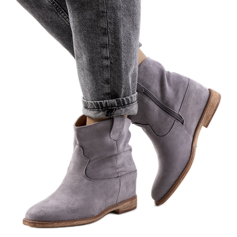 Gråa stövlar på en inomhus Hunjet kilklack