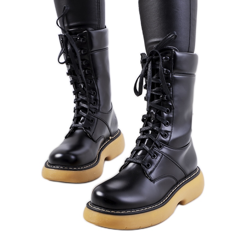 Svarta stövlar från Redel