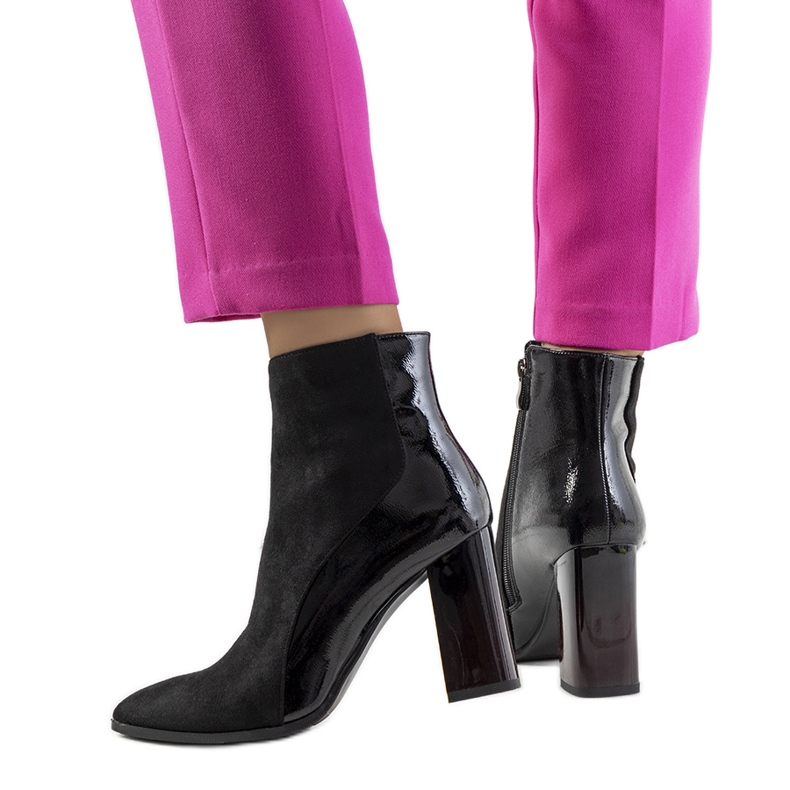 Svarta stövlar på Leonar-stolpen