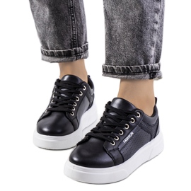 Svarta sneakers på en tjock Louisianasula