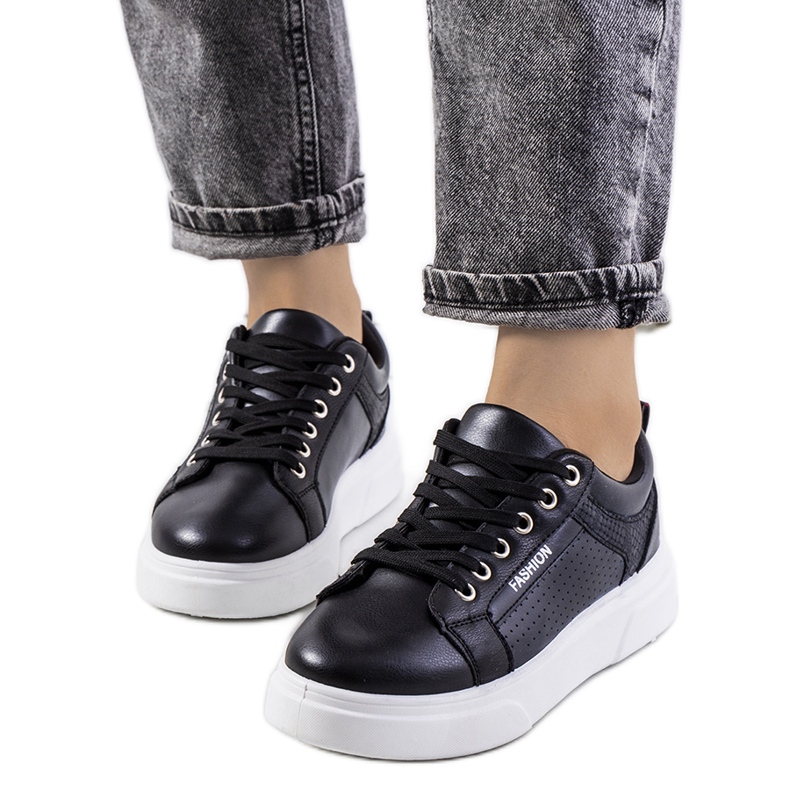 Svarta sneakers på en tjock Louisianasula