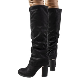 Svarta stövlar på Ives-stolpen