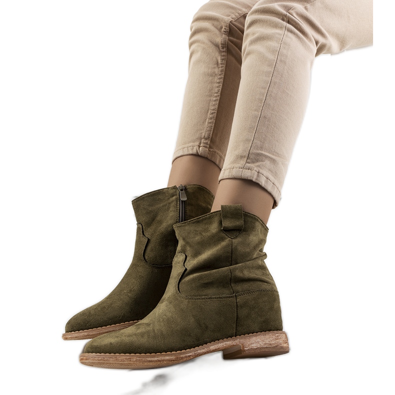 Gröna stövlar på en inomhus Hunjet kilklack