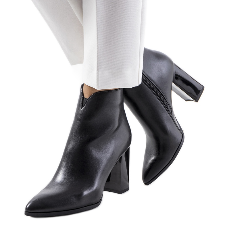 Svarta stövlar på Ezinet-stolpen