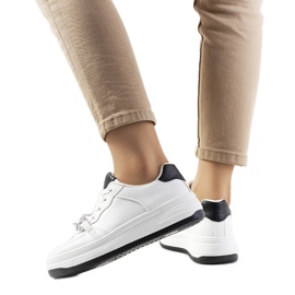 Vita sneakers med kedja från Maring