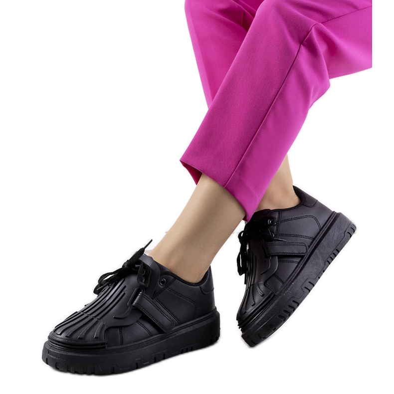 Svarta kardborre sneakers från Pates