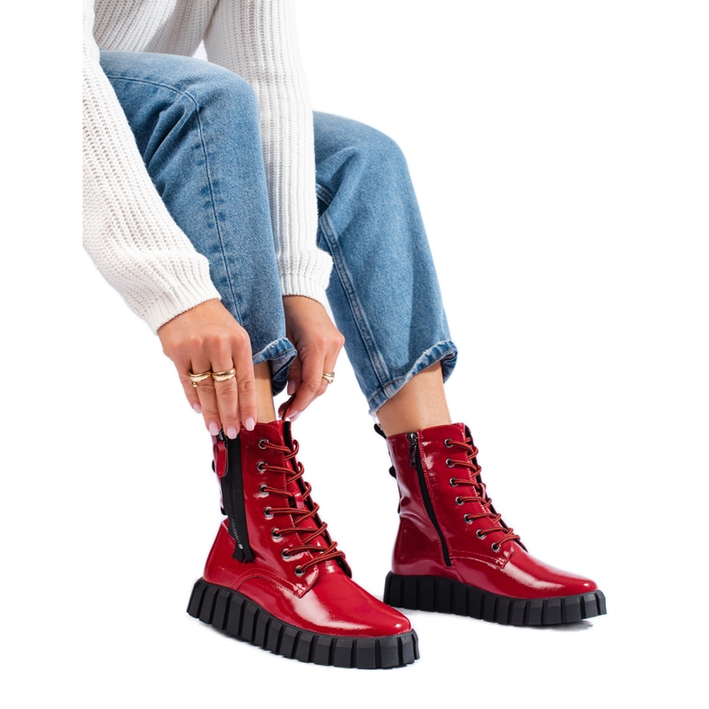 W. Potocki Röda höga väskor på Potocki-plattformen