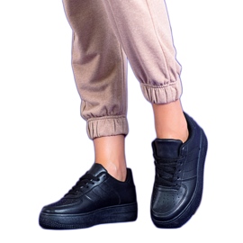 Svarta damsportskor på Shelovet-plattformen