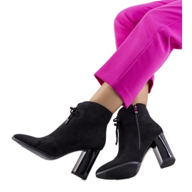 Svarta stövletter på Deti-stolpen