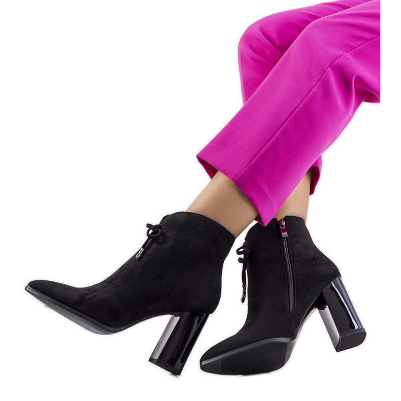 Svarta stövletter på Deti-stolpen