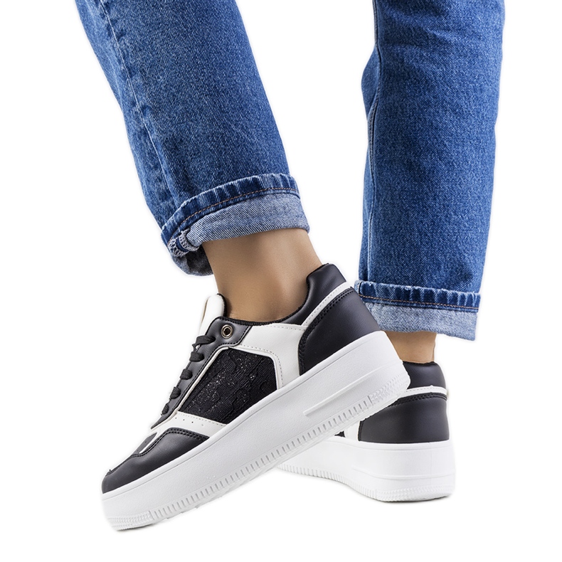 Svarta sneakers på Coronel-plattformen