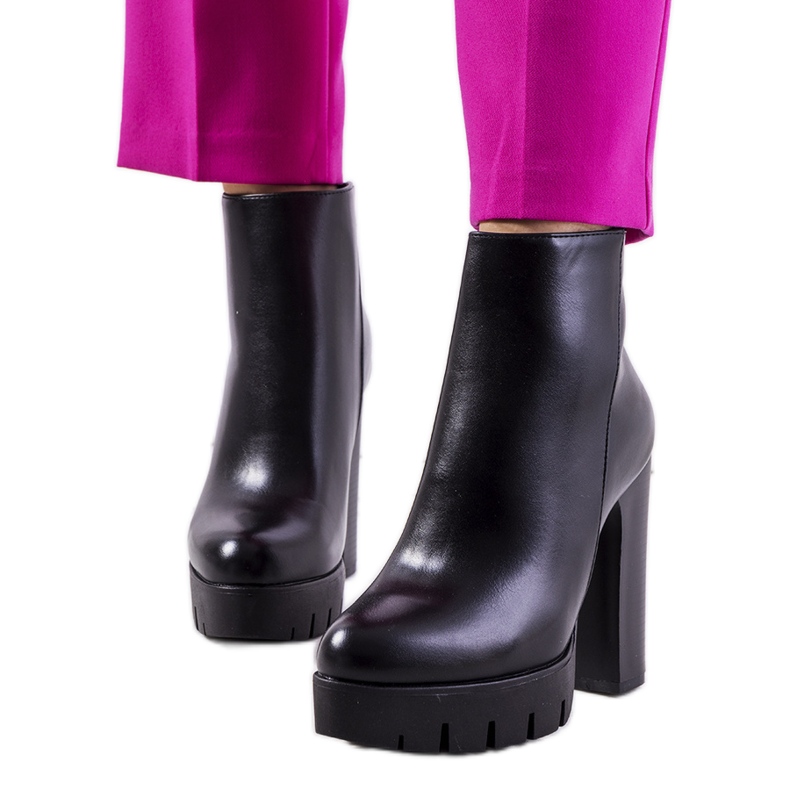 Svarta högklackade stövlar från Karlo