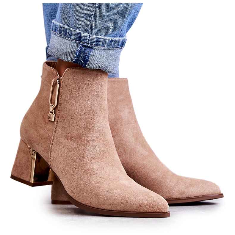 PS1 Mockastövlar på stolpe med beige Erine-dekoration