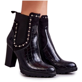 PG1 Svarta Wissey Snake Snake Boots På En Stolpe