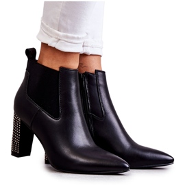 PG1 Eleganta svarta Elinor-stövlar på stolpe med jetstrålar