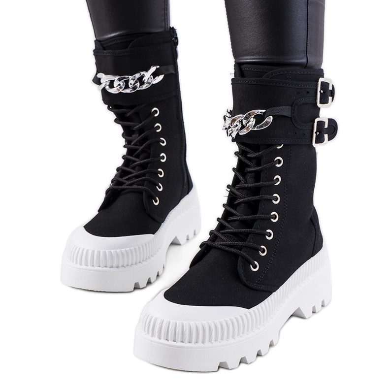 Svarta sneakers med Taus-kedja