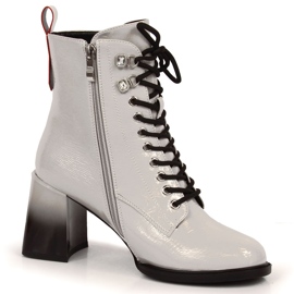 S.Barski Stövlar lackerade på stolpe, varmgrå S. Barski