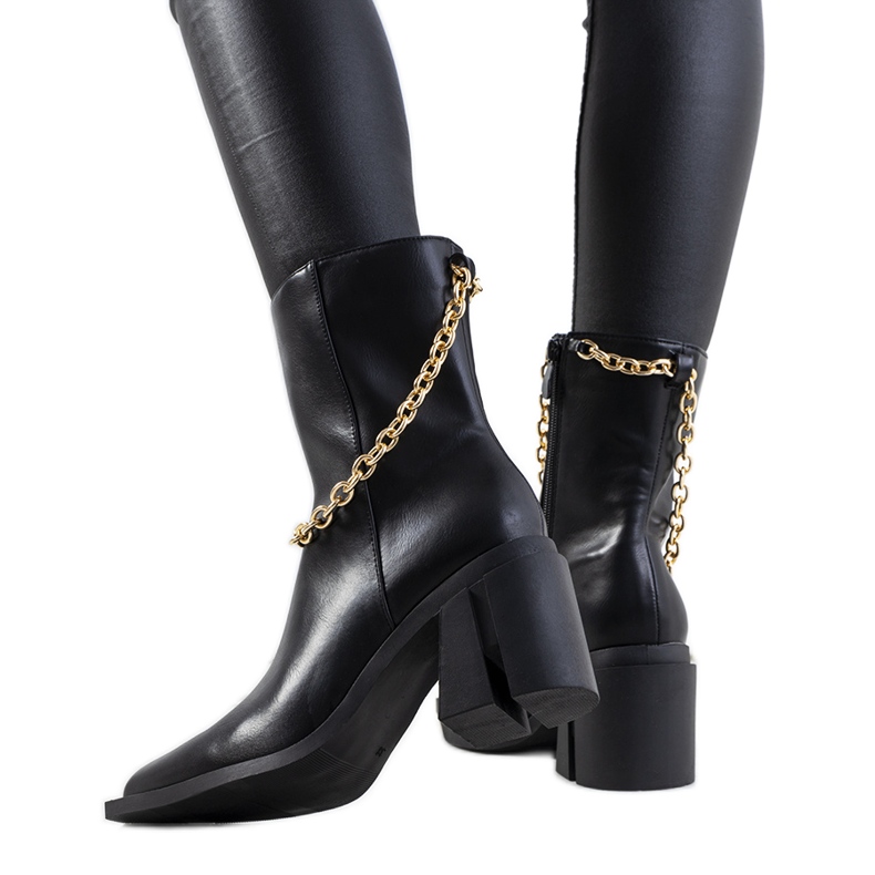 Massa svarta cowboystövlar