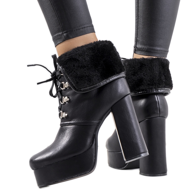 Svarta stövlar på Madinastolpen