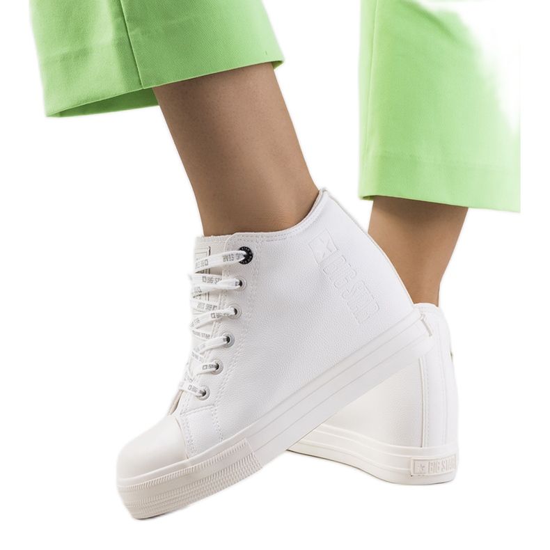 Vita sneakers på Big Star EE274128-kilen