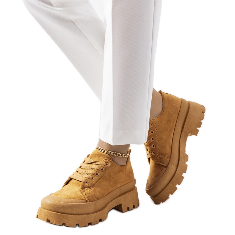 Bruna sneakers på Dearth-plattformen