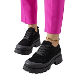 Svarta sneakers på Dearth-plattformen