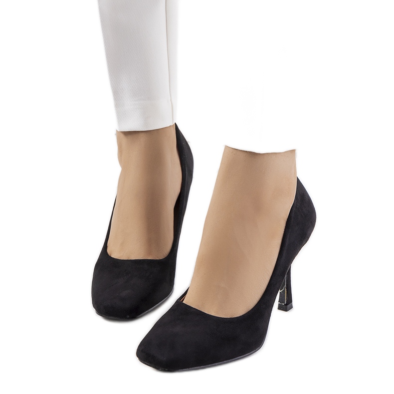 Svarta pumps på en Coxi stilettklack