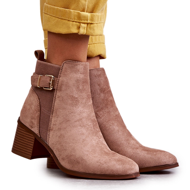 Mockastövlar På En Stolpe Brun Vannes