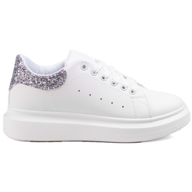 Vita Shelovet sneakers för kvinnor på en vit plattform