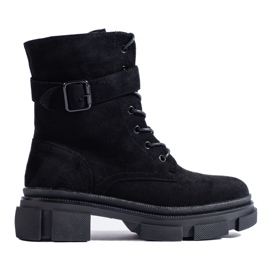 Svarta damväskor på en tjock Shelovet-sula