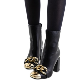 Svarta stövlar på Engi-stolpen