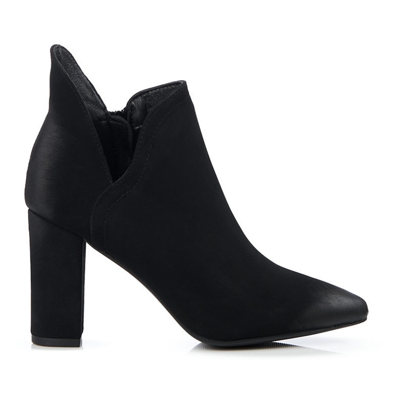 Svarta damstövlar med Shelovet-snitt på en hög stolpe