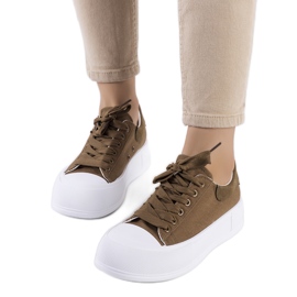 Gröna sneakers på Kilkenny-plattformen