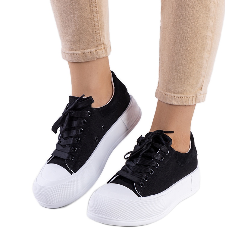 Svarta sneakers på Kilkenny-plattformen