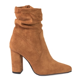 Bruna damstövlar på Shelovet-stolpen med en volang ovandel