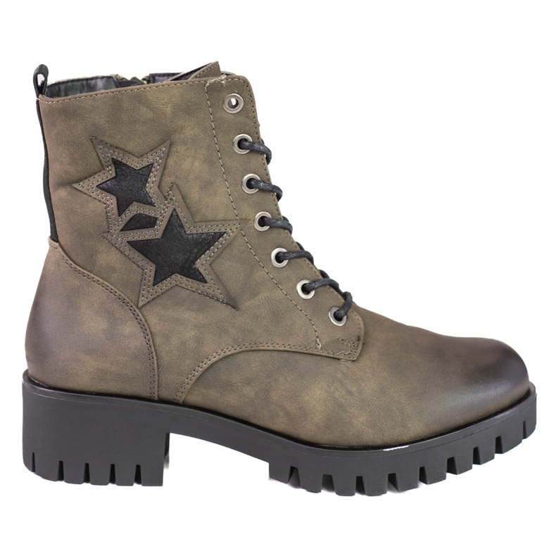 Shelovet kvinnliga arbetare på en låg post grön