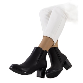 Svarta stövlar på Beggers stolpe