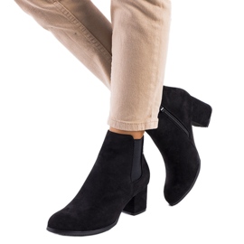 Svarta stövlar på Runswick-stolpen