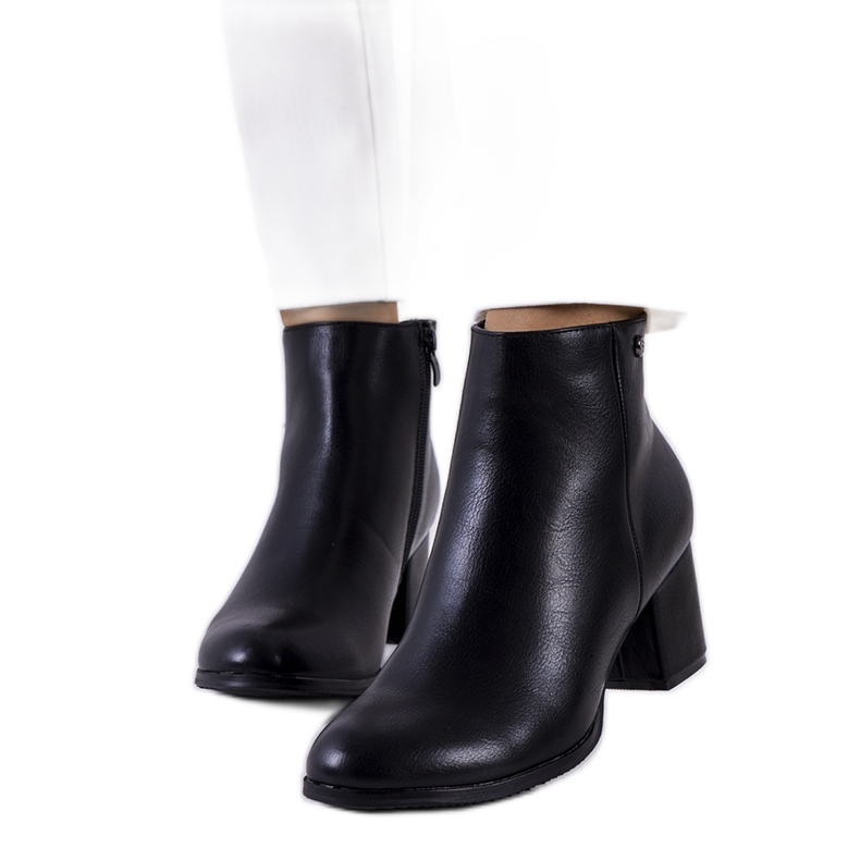 Svarta stövlar på stolpen av eco-läder Durnatel