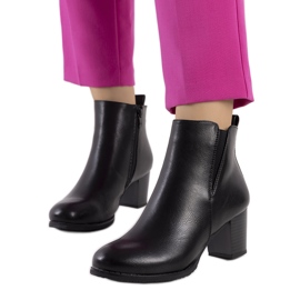 Svarta stövlar på Beggers stolpe