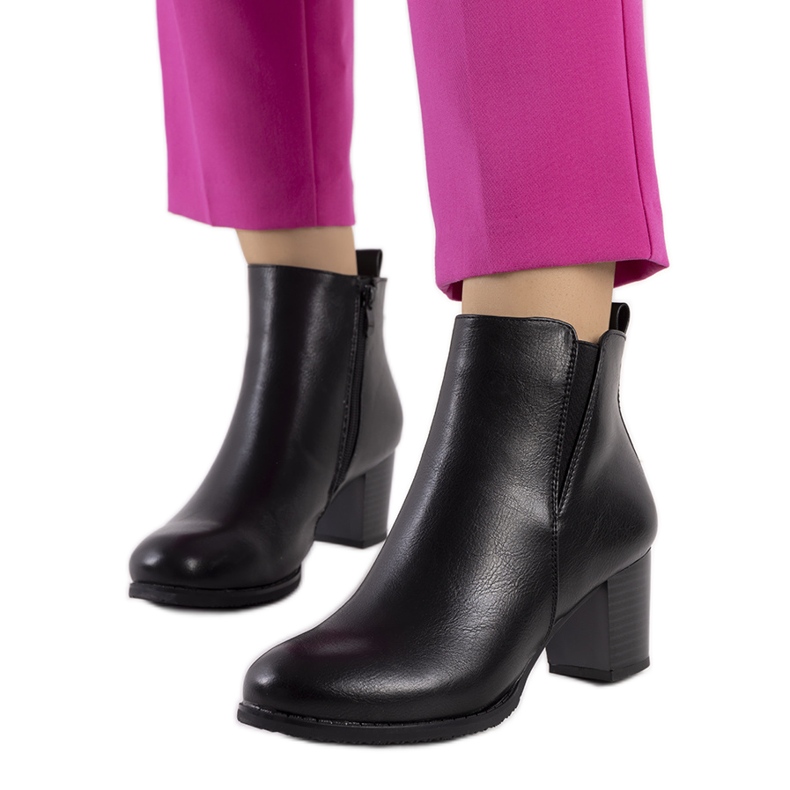 Svarta stövlar på Beggers stolpe