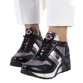 Svarta och metalliska sneakers på Ifruf-kilen silver-