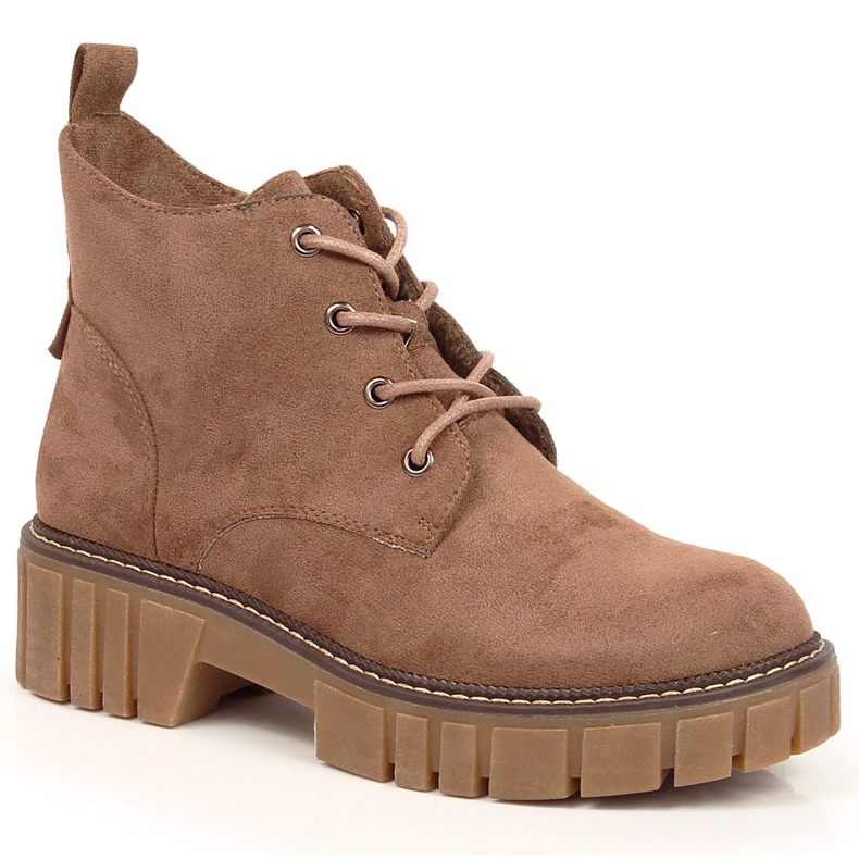 Kvinnliga vadderade arbetare på en brun mockaplattform av Sergio Leone