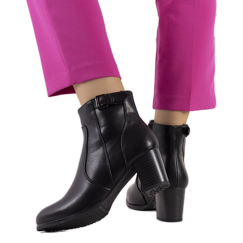 Svarta stövlar på låg stolpe från Bogota