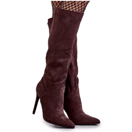 WS1 Klassiska bruna stövlar i mocka på en brun Ameya