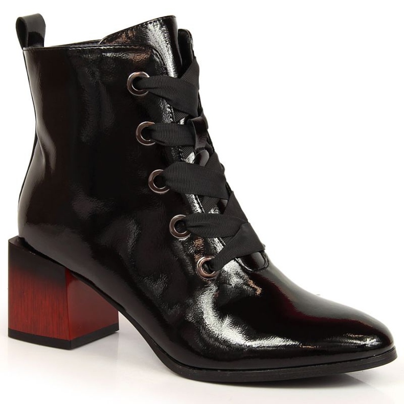 Isolerade stövlar lackade med en dekorativ klack Potocki W WOL99 svart