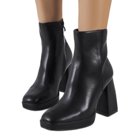 Svarta stövlar på Jilin-stolpen