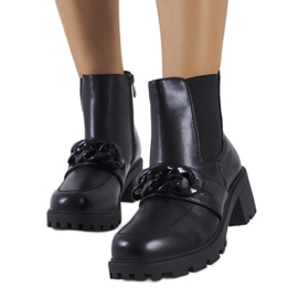 Svarta stövletter med Bilka-kedja