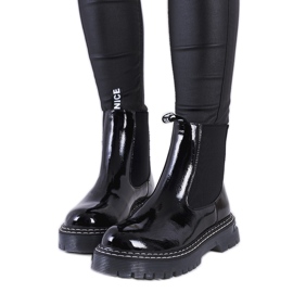 Svartlackade Chelsea boots från Vido