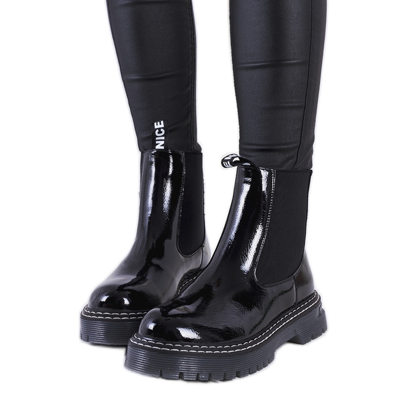 Svartlackade Chelsea boots från Vido